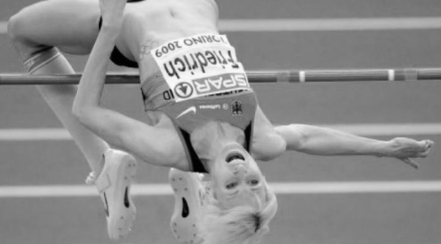 Leichtathletin beim Hochsprung über der Latte.